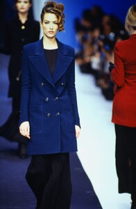 516493240_karl-lagerfeld-fw-1992(8).thumb.jpg.f85b4d659e403fcc58f12cc352ecfa7c.jpg