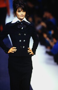 530536964_karl-lagerfeld-fw-1992(18).thumb.jpg.ebf004e74aee164294a6f2fbe25391a0.jpg