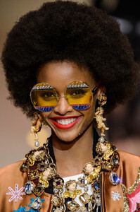 534410360_DolceGabbanaFall2018Details5I4RJA9j3Bbx.thumb.jpg.4058c0261208fbb446999027a4988654.jpg