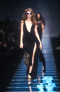 552950724_Versace2000WomenRTW84.thumb.jpg.d74666a883cc6a27573e66d938b38ac9.jpg