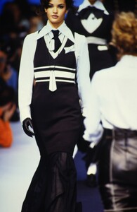 57395059_karl-lagerfeld-fw-1992(4).thumb.jpg.f20c84839f9632d29d67d27444cd68b2.jpg