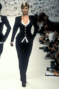 591222027_EmanuelUngaro1995HauteCouture66.thumb.jpg.6d095c459af2d14edc97027955609cfa.jpg