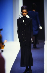 593447852_karl-lagerfeld-fw-1992(5).thumb.jpg.0c59c1bfef7aba384558a9486774e289.jpg