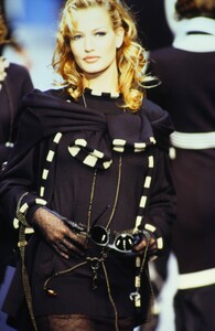 596729811_karl-lagerfeld-fw-1992(16).thumb.jpg.d6d21e2833f376fea2aecb683cc4713b.jpg