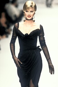 600676957_EmanuelUngaro1995HauteCouture59.thumb.jpg.8cc7912bd85765119c6f5771bbac94cf.jpg