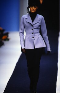 608570984_karl-lagerfeld-fw-1992(7).thumb.jpg.ac96940714358ebf2d961f56ac9d7d09.jpg