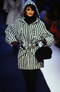 612220419_karl-lagerfeld-fw-1992(2).thumb.jpg.3d88583aca733f5ff7a7e4a5bd5372e4.jpg