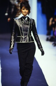 622536976_karl-lagerfeld-fw-1992(11).thumb.jpg.98f85ff1f35a79f00c65ff62998df905.jpg