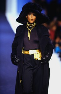 624567273_karl-lagerfeld-fw-1992(4).thumb.jpg.22d04c66c0ef8a8b8a840f61964ada21.jpg