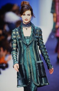 638708369_karl-lagerfeld-fw-1992(5).thumb.jpg.0e709b359ea15d73cf17649de041aced.jpg