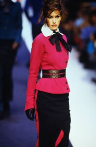 649621901_karl-lagerfeld-fw-1992(1).thumb.jpg.65f0e37e07f1d1fbb56aca13ac605d42.jpg