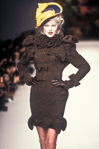 656525501_VivienneWestwood1995WomenRTW37.thumb.jpg.ff6869431ef152e55ff1c550f9440391.jpg