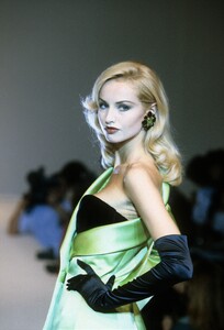 662572628_givenchy-fall-1995-couture(7).thumb.jpg.560bf091dcdfe00998a46085d42d925f.jpg