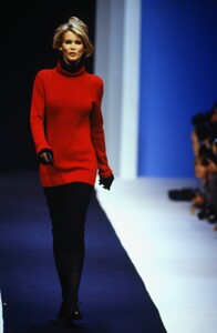 673904755_karl-lagerfeld-fw-1992(5).thumb.jpg.55dc1b7b6bc4d41313d63dc1df10c85d.jpg