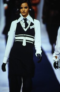 682187131_karl-lagerfeld-fw-1992(1).thumb.jpg.313e85d3b4834100014346bb97e70e12.jpg