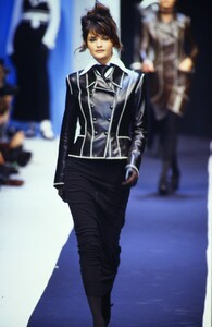 697742505_karl-lagerfeld-fw-1992(7).thumb.jpg.4cdb7876bf41bdad3a7f6a265fbfb413.jpg