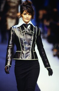 705392013_karl-lagerfeld-fw-1992(8).thumb.jpg.48b2f430e4f58015560fce62bd8408ac.jpg