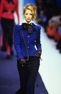 743756405_karl-lagerfeld-fw-1992(8).thumb.jpg.e79b13531261de44a43eaf3b3da2dd3f.jpg