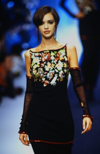 76099907_karl-lagerfeld-fw-1992(6).thumb.jpg.f1aa5092a81806f71fa00be16cfcf893.jpg