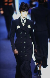 781042667_karl-lagerfeld-fw-1992(9).thumb.jpg.804505e518c12a1adaab516febf5f615.jpg