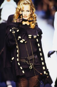 802499885_karl-lagerfeld-fw-1992(14).thumb.jpg.3cff1d62677a81b704432cf013b4c601.jpg