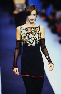 824918093_karl-lagerfeld-fw-1992(3).thumb.jpg.59560668d302c476939e2f1049e5d414.jpg