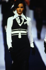 835343098_karl-lagerfeld-fw-1992(3).thumb.jpg.4bcc583c2bc3d4a2db9a3d28c9787a08.jpg