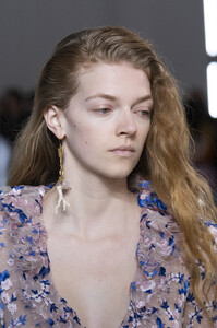 854934366_GiambattistaValliFall2019Details7cIwAp6wEFgx.thumb.jpg.23edfdbb8c2091f48ca608a56fc143fc.jpg