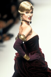 874910968_EmanuelUngaro1995HauteCouture87.thumb.jpg.4a6c774e305da75f6eab6d20fb83cbdd.jpg