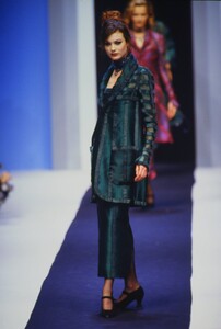 876574114_karl-lagerfeld-fw-1992(4).thumb.jpg.da3046b35eced9c564b8fe2a481c705e.jpg