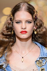 882168456_DolceGabbanaFall2018Details0dY_qaLW6hZx.thumb.jpg.a57717e8a80bbbfaab875170cb95c97a.jpg