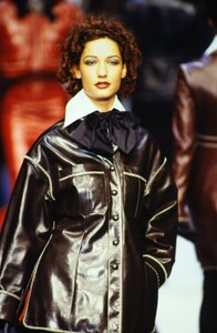 883829850_karl-lagerfeld-fw-1992(7).thumb.jpg.c7eb474890e4945fcf090c372b48fac5.jpg