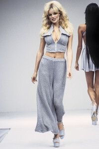 898510112_GaetanoNavarra1993WomenRTW74.thumb.jpg.2a422bbe19f85b8372da251d0b49e612.jpg