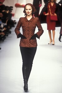 900944911_Chanel1995WomenRTW46.thumb.jpg.e942665365b12a809066f34d5a963fc2.jpg