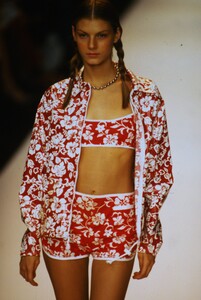 903441069_anna-sui-spring-1998(5).thumb.jpg.65235cfaf464ddb072bf0e2bc09fbf0b.jpg