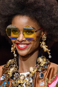 905653886_DolceGabbanaFall2018DetailscLy8DbLg7mxx.thumb.jpg.ea56da82812e30c3059329e3a2f5cb0a.jpg