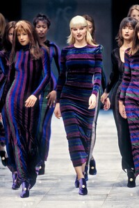 91942409_Versace1993WomenRTW86.thumb.jpg.d2bd6a1480ba35f1ed11335d0d83b887.jpg