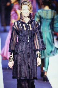 935484068_karl-lagerfeld-fw-1992(10).thumb.jpg.31fb66a849717882e560ceca62d4633f.jpg