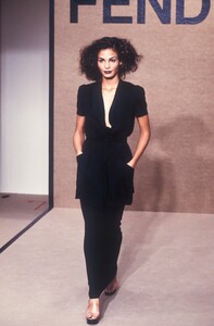 943088537_Fendi1997WomenRTW50.thumb.jpg.26599a2f9bfe72732fb6c4f767a93860.jpg