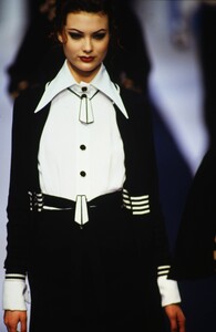 947151263_karl-lagerfeld-fw-1992(2).thumb.jpg.60e0f438ea2d94da3d1d8e7d7de432db.jpg