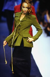 947773658_karl-lagerfeld-fw-1992(5).thumb.jpg.6b5a031451bcf2f87657746f142a51a2.jpg