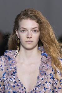 954069379_GiambattistaValliFall2019Detailsji2x9hKAMmxx.thumb.jpg.b4f3aa3b5e62e9bd6bd30185a0c2d5ea.jpg