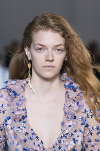963675424_GiambattistaValliFall2019DetailsDEzAndVABaOx.thumb.jpg.007025ad67611bbf1883596310a24f46.jpg