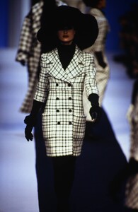 980893859_karl-lagerfeld-fw-1992(3).thumb.jpg.c4401ea375aa306ab299c7bec135ccaf.jpg