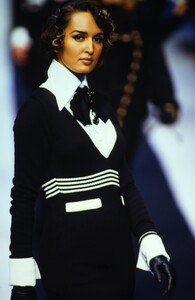 990323030_karl-lagerfeld-fw-1992(5).thumb.jpg.2ec144f2dcfa2a7729fa5622b8a11c0b.jpg