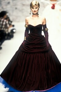 990504136_EmanuelUngaro1995HauteCouture85.thumb.jpg.fb2c22a6994e49e5d61cdd055757e98f.jpg