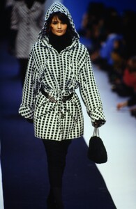 992056124_karl-lagerfeld-fw-1992(5).thumb.jpg.6d656349b31006346b9c6e966a4d91c7.jpg