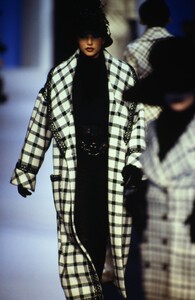 997375147_karl-lagerfeld-fw-1992(6).thumb.jpg.a725fb97099e697bc46c7301e0d0fd9a.jpg