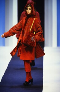 997609239_karl-lagerfeld-fw-1992(3).thumb.jpg.82646cd61efba7a1ed2301b5711d8e49.jpg