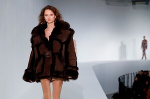 Acne-Studios-Ready-To-Wear-FW19-Paris-4194-1547998249.thumb.jpg.e563f0f56a617863a5c41123743a1b26.jpg